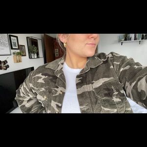 Cropped army print shirt jacket
